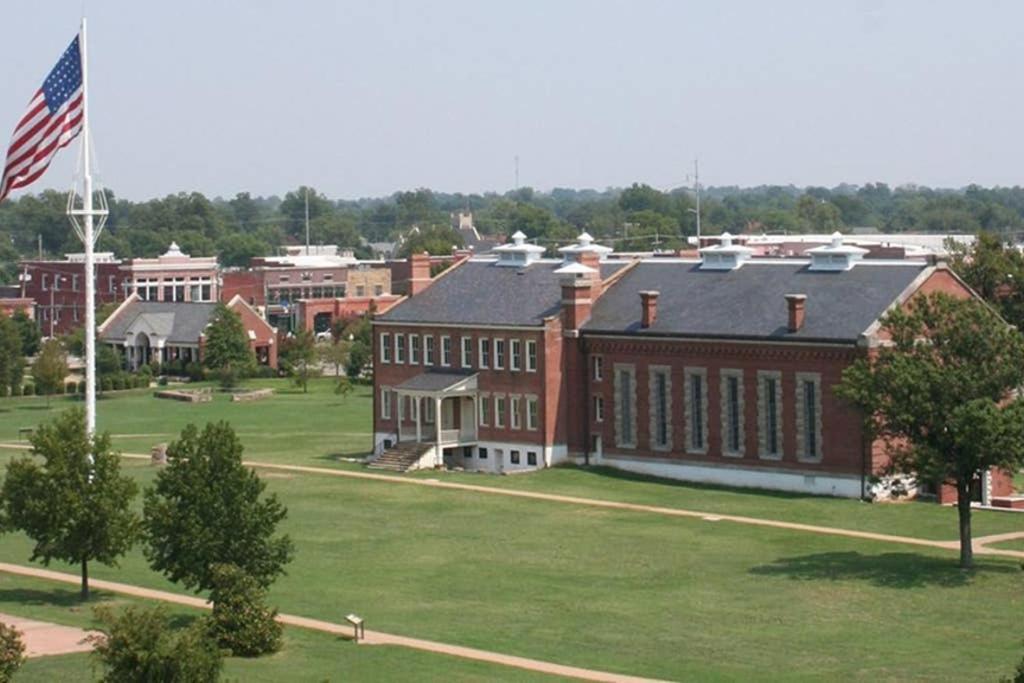 פורט סמית' Old Fort Loft King & Queen Suites Nearest Accomodation To Marshals Museum Power Your Ev For Free! מראה חיצוני תמונה